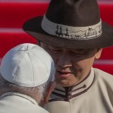 Le président de la Mongolie, Ukhnaa Khurelsukh, a reçu le pape sur l'immense place Sukhbaatar.